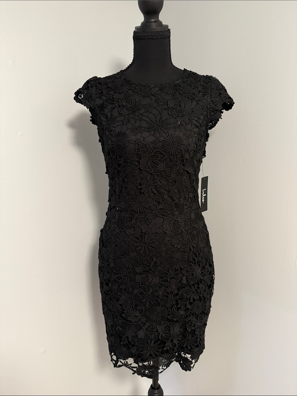 Lulu's Black Floral Lace Cap-Sleeve Sheath Dress
